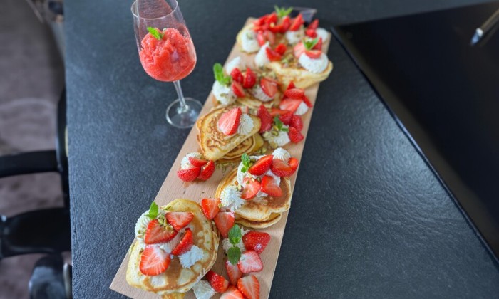 American pancakes met mascarpone en aardbeien