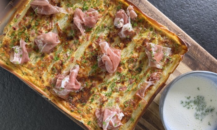 Plaattaart met apserges ham en ei