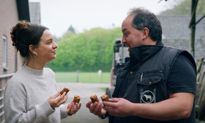 Rosah bekijkt de Charolais koeien van Sander in Lage Vuursche