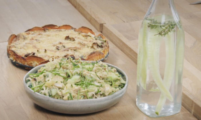 Quiche van zoete aardappel met een kipsalade
