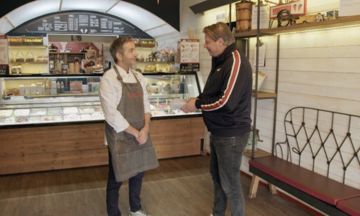 Leon ontmoet een prijswinnend ijsmaker en maakt haringijs
