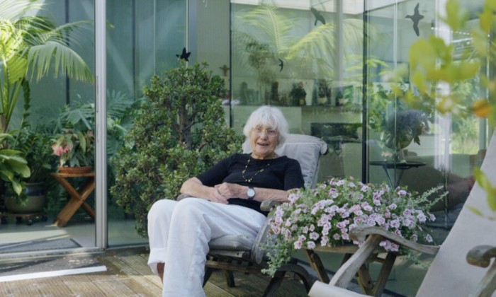 Een gelijkvloerse villa waar de schuifdeuren aan alle kanten open kunnen naar de tuin