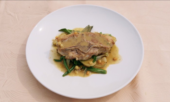 Lamskotelet met uitjes, aardappeltjes en haricovert