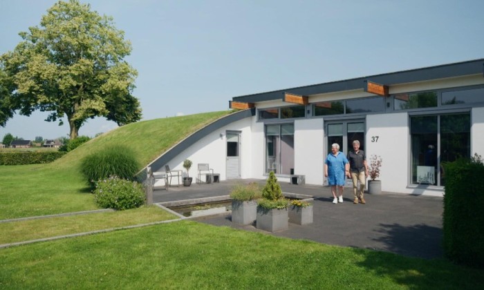 Een duurzame villa met golvend grasdak in Gaanderen