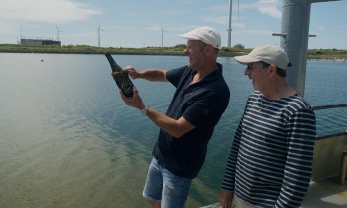Alain proeft mousserende wijn die is gerijpt in zeewater
