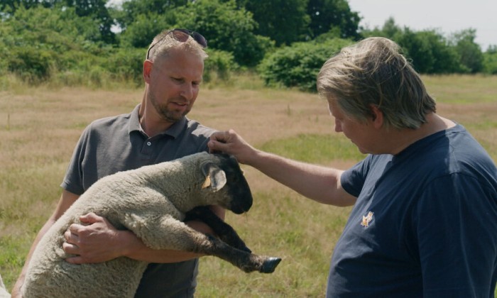 Leon proeft lokale specialiteiten in Hasselt