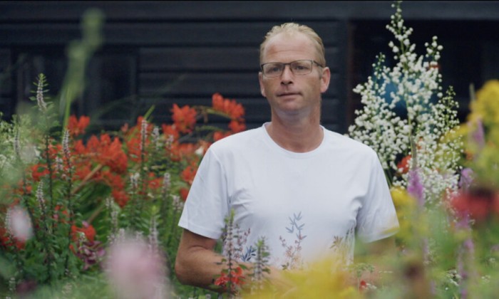 Klaas in zijn tuin in Twijzelerheide