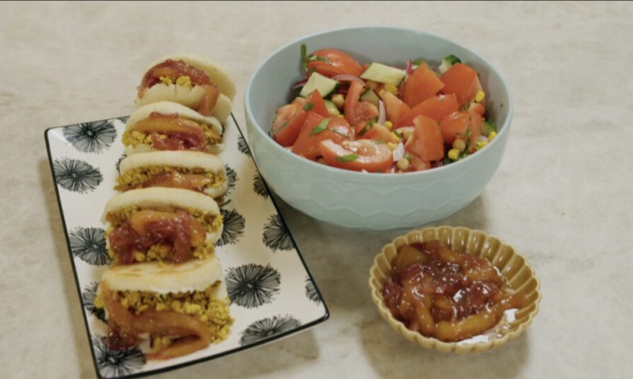 Arepa's met uiencompote en tomatensalade