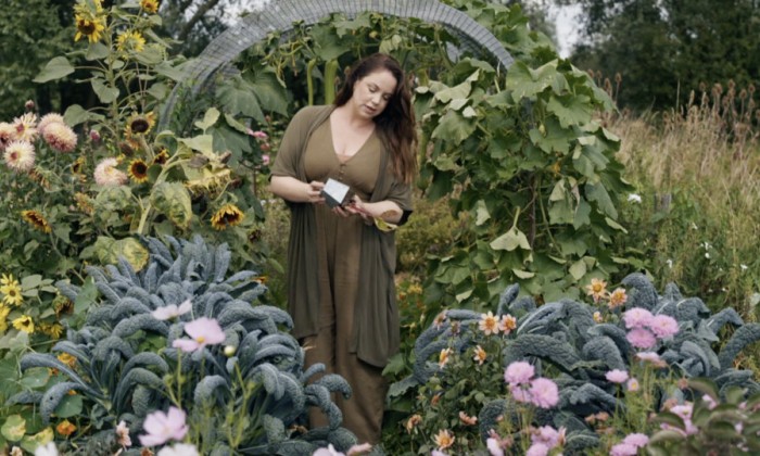 Tuinvrouw Anne in haar moestuin