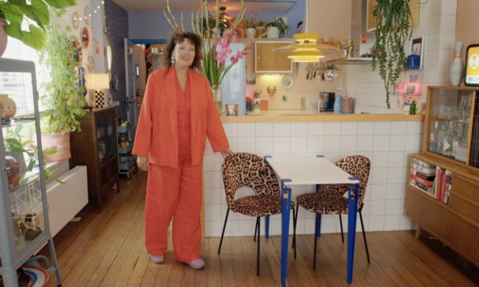 Danielle in haar kleurrijke huis.