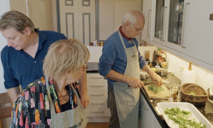 Leon in de keuken bij de kookclub