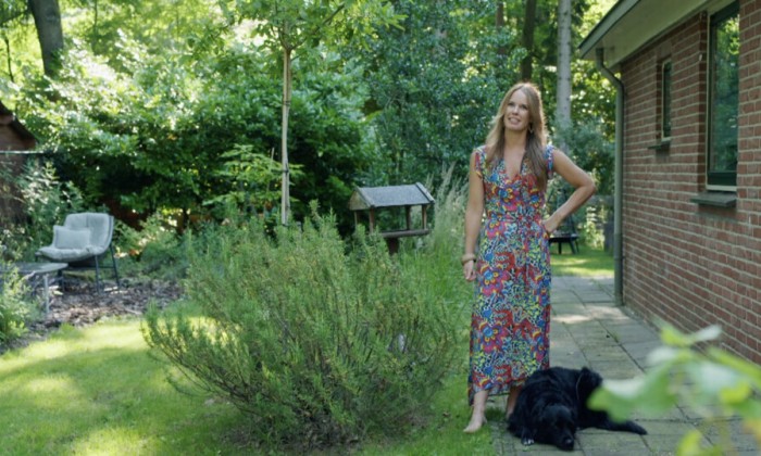 Manon bij haar vakantiehuisje