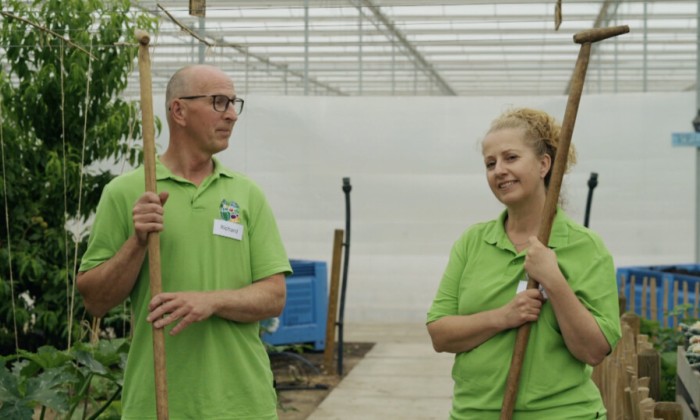 Richard en Bianca in hun moestuin in de kas