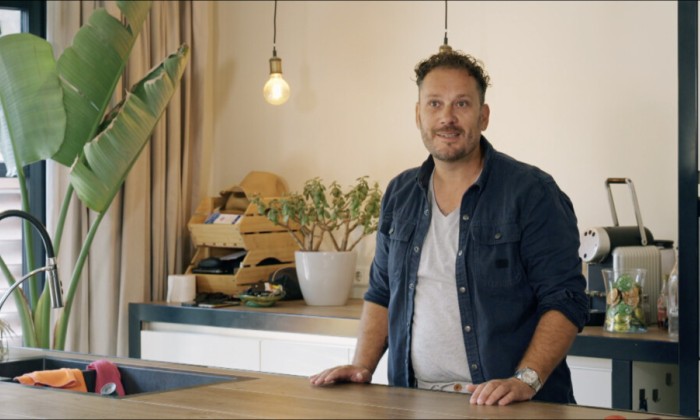 Robert in zijn keuken