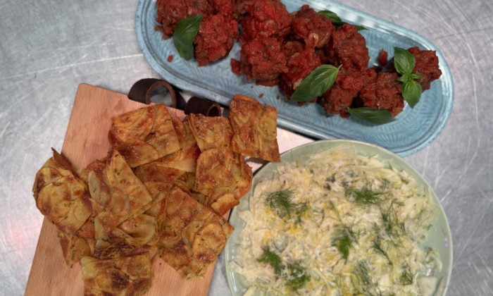 Aardappeltaart met gehaktballetjes en salade