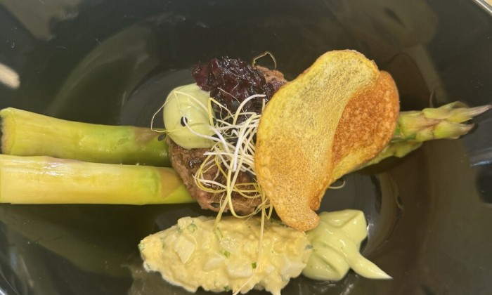 Rundertartaar met asperges en mayonaise