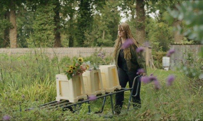Jennita met vers geplukte bloemen