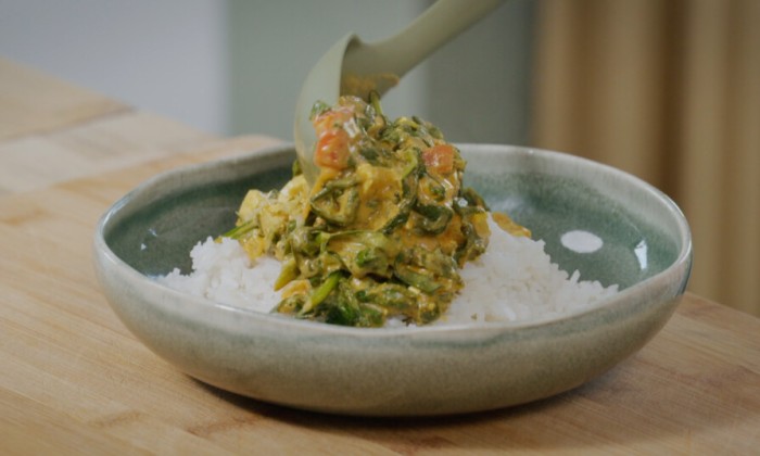 kerrie tofu en spinazie