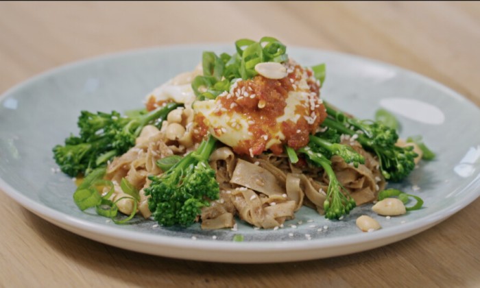 Bami met pindakaas en bimi