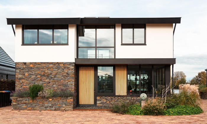 Zelfgebouwd lattenhuis in Noorden