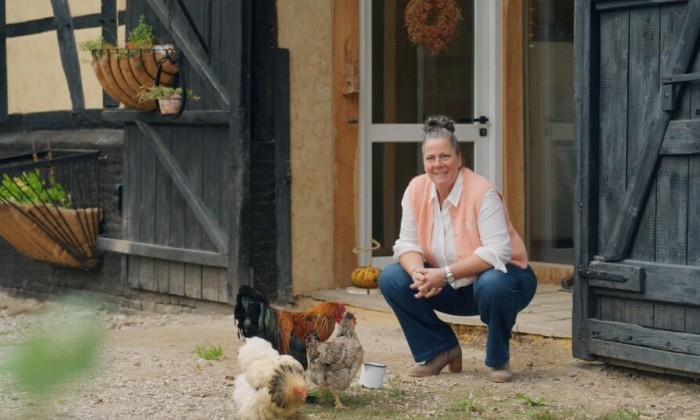 Babs woont in de oude paardenstal uit haar jeugd