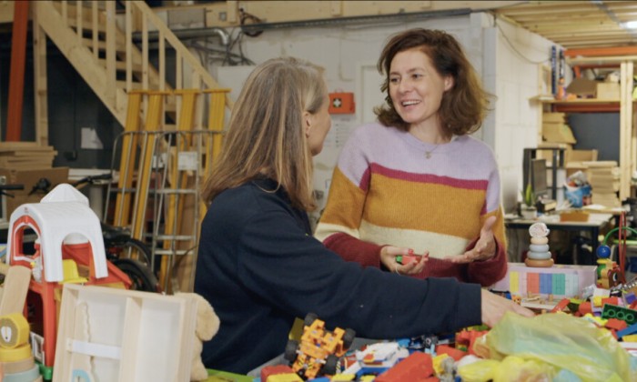 Marieke Eyskoot bij Nanda die speelgoed een tweede leven geeft