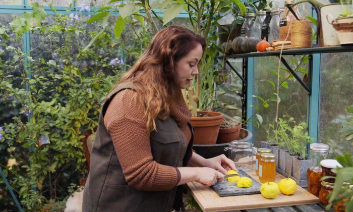 Anne Wieggers gaat oogsten in de kas
