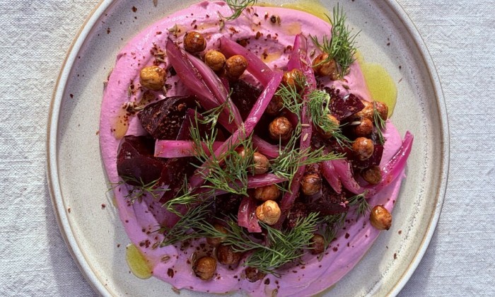 Roze hummus met gepofte bietjes