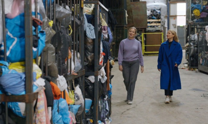 Marieke bij oude kleding