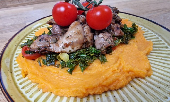 Boerenkool met gebakken kippendijen