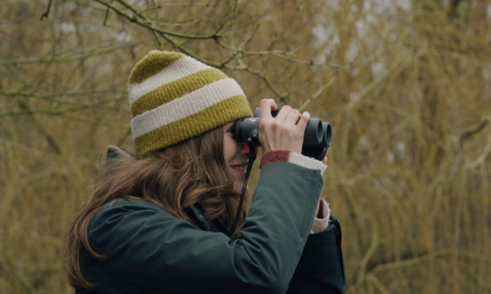 Camilla met verrekijker