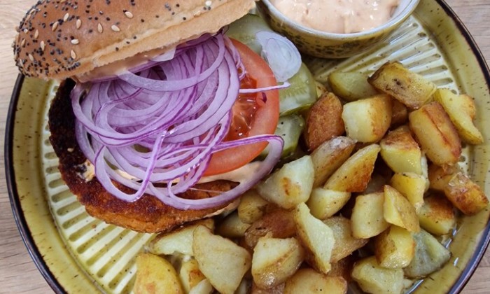 Zoete aardappelburger met pittige mayonaise