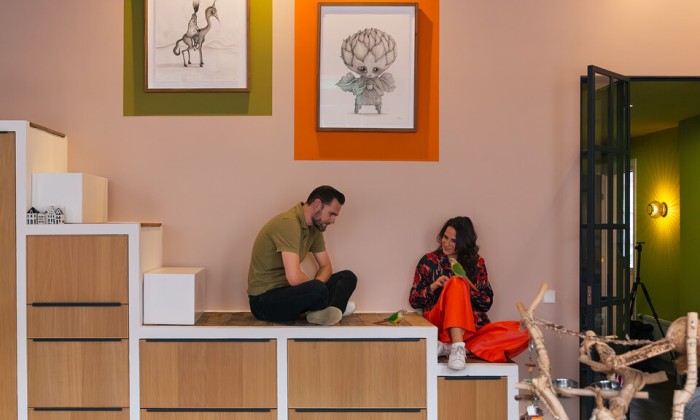 Tamara en Daan in hun Haagse appartement