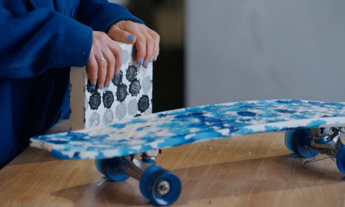 Marieke bij skateboards van doppen