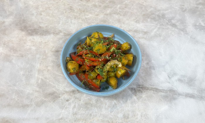 frisse aardappelsalade van krieltjes, zoetzure paprika.