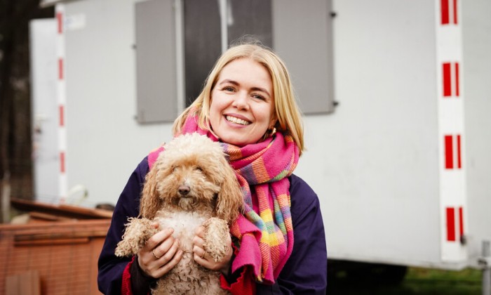 Saskia en haar hondje Ted bij het upcycle project: Kate de bouwkeet