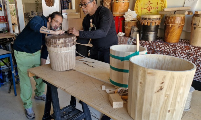 Traditionele Molukse trommelmakers