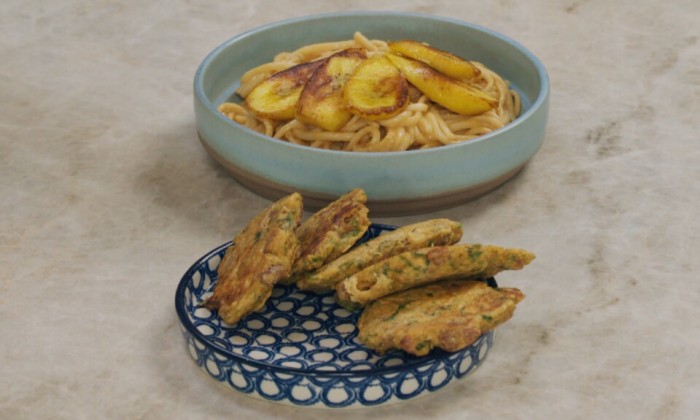 Noedels en pindapannenkoekjes