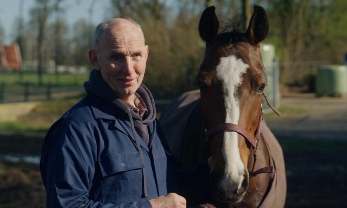 Paul runt met 2% zicht een manege