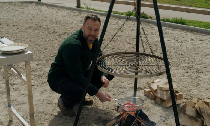 Samuel aan het koken