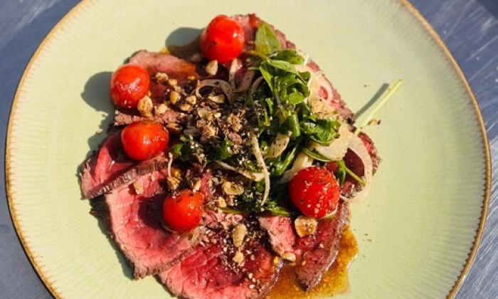 Carpaccio met gepofte tomaatjes en dukkah