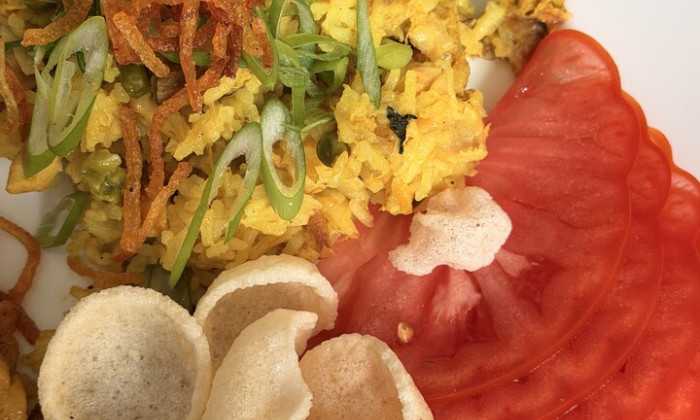Moksi alesi met kip, gerookte makreel en nasi kuning