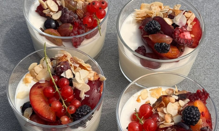 Karnemelkmousse met bessen