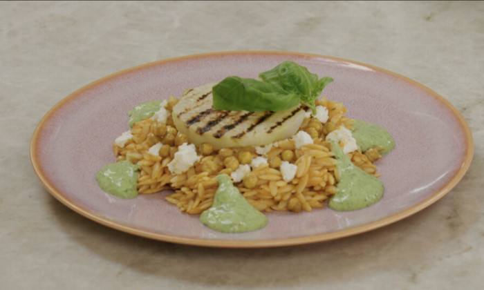 Orzo met koolrabi afgetopt met feta, kikkererwten en een basilicumsaus