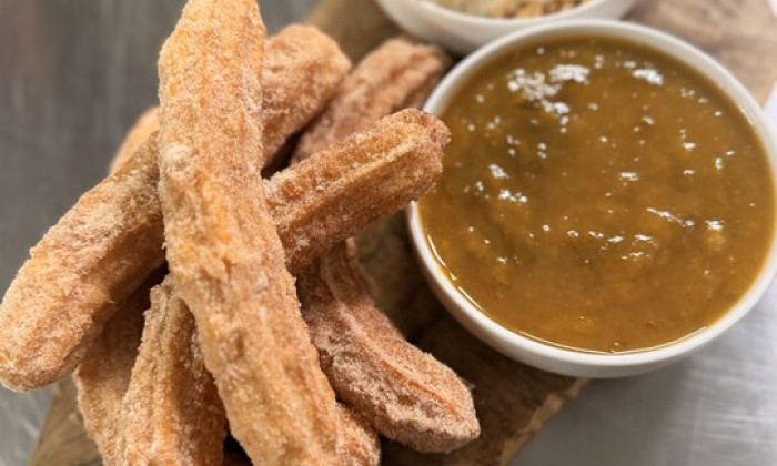 Churros met kaneelsuiker, mascarpone en pruimencompote