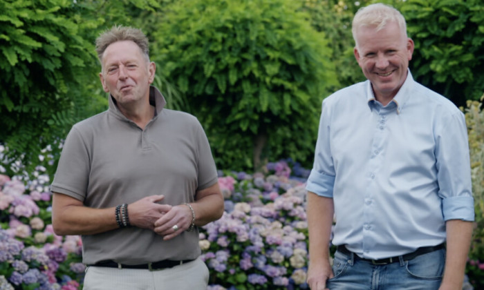 Ronald en Paul hebben hun tuin omgetoverd tot een kleurrijk paradijsje.