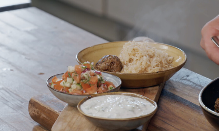 Klassieke Turkse gehaktballetjes met Turkse pilav, een koele cacik van yoghurt en tomatensalade