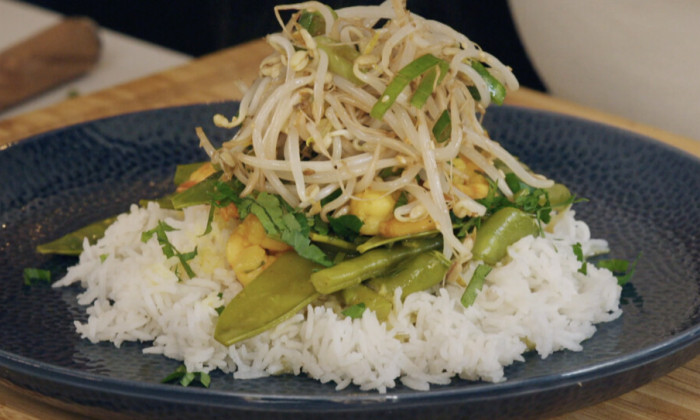 Kerriegarnalen met Surinaamse masala, peultjes en sperziebonen, geserveerd met geurige kokosrijst