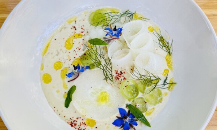 Ajo blanco met witte komkommer en druiven