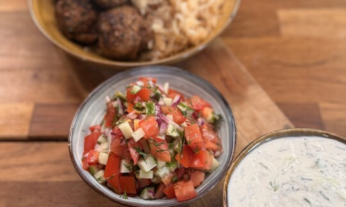 Turkse gehaktballetjes met pilav, cacık en tomatensalade